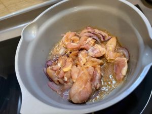 Add the marinated chicken to the wok and pan-fry it on both sides until cooked through, then scoop it out and set it aside.