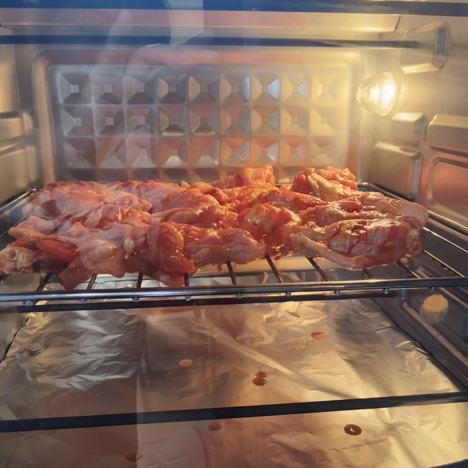 Preheat the oven with both top and bottom heating elements to 200°C (390°F) and roast the wings for 20 minutes.