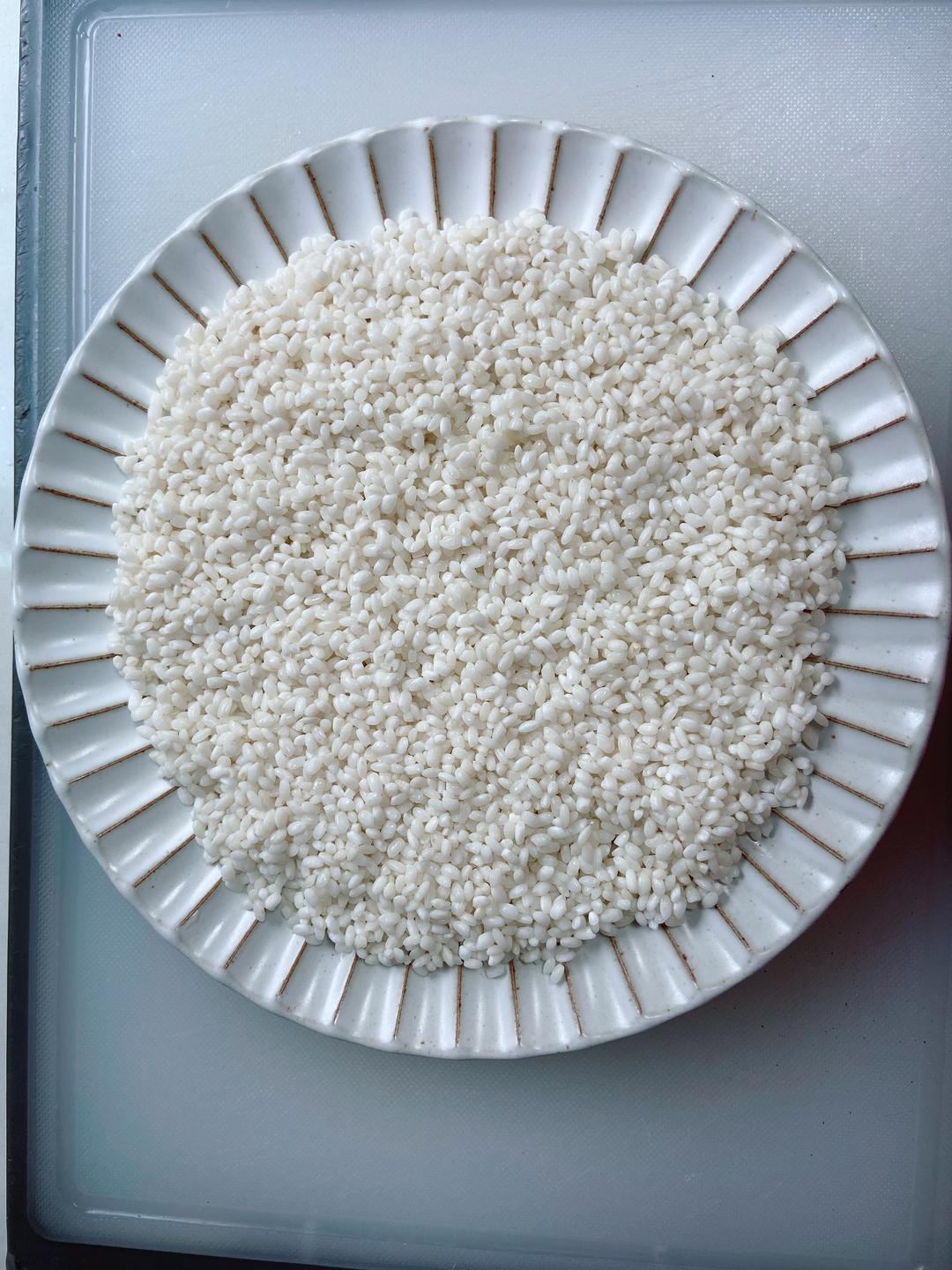 Drain the rice and spread it flat on a plate