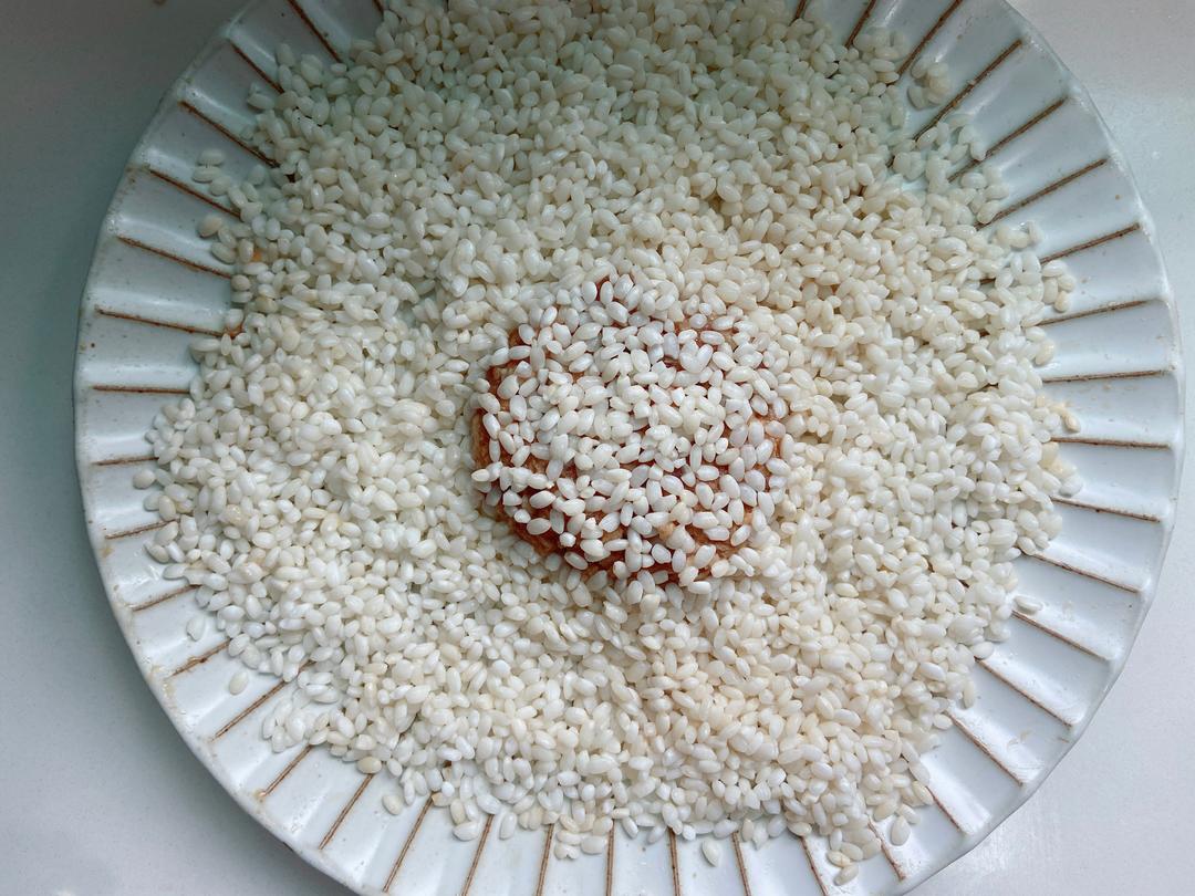 Roll the lotus-meat mixture into balls, press
