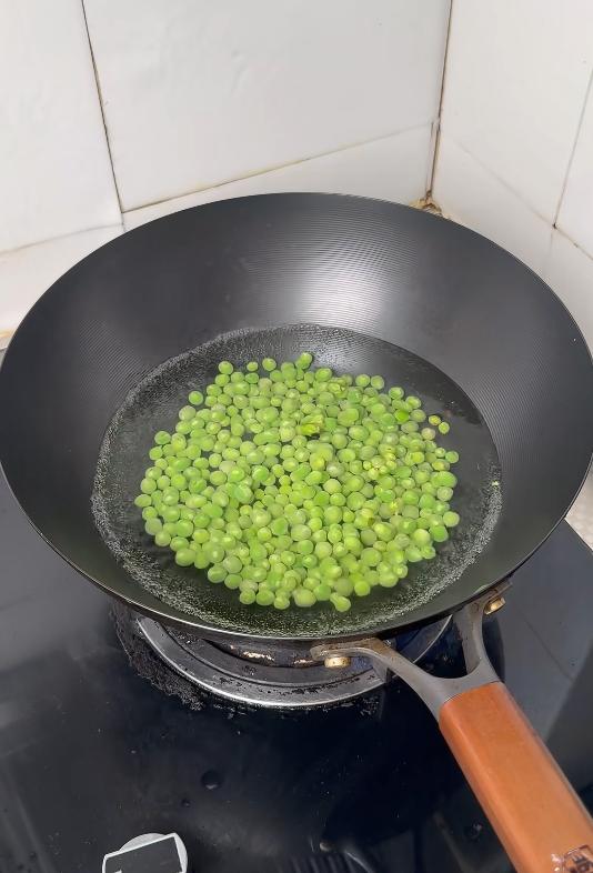 Blanching the peas in salted water