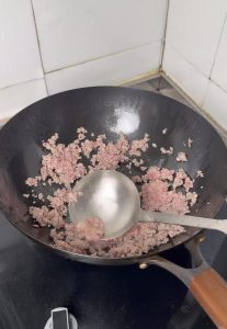 Frying the minced pork over low heat