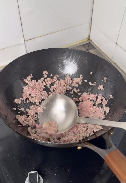 Frying the minced pork over low heat