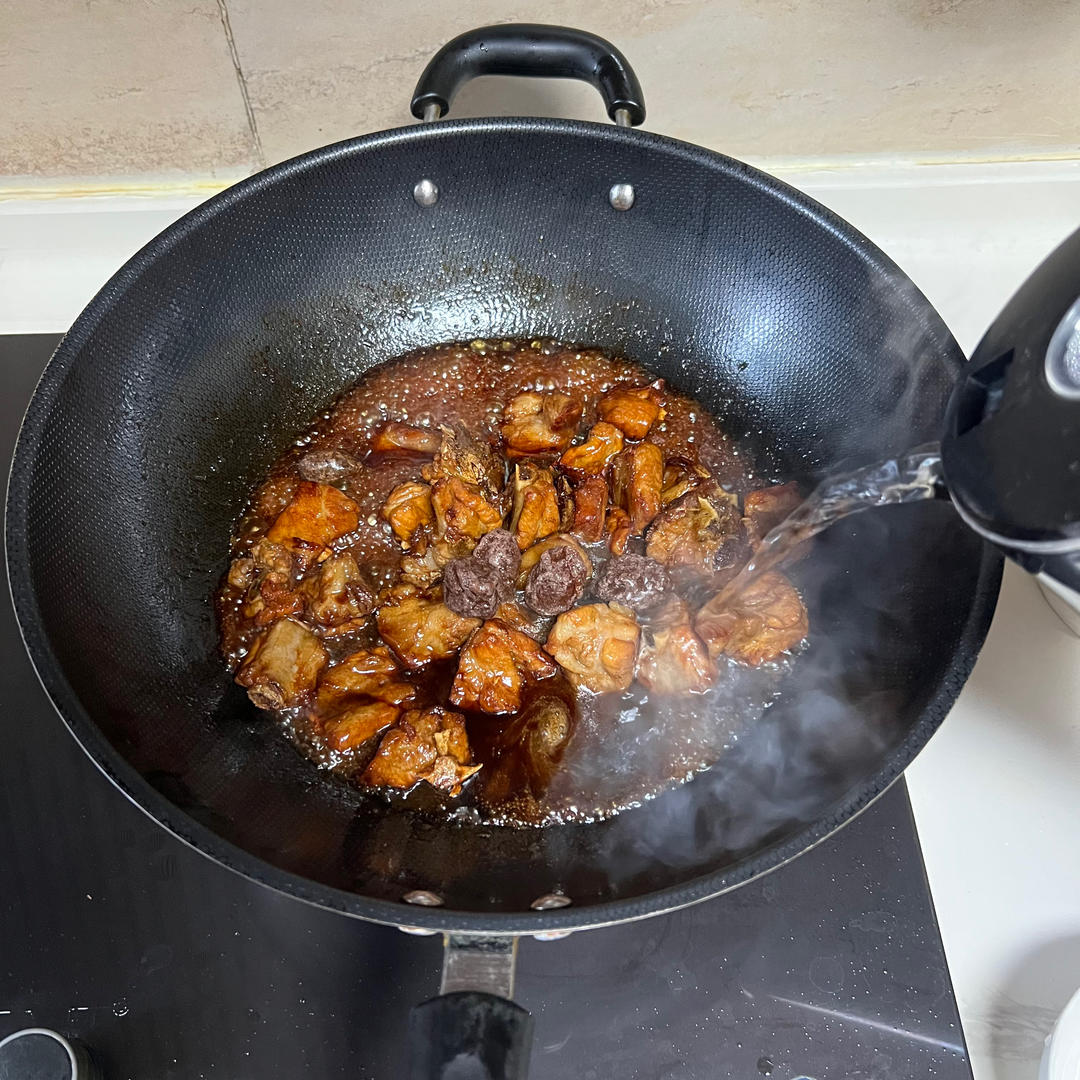 Pour in boiling water to just cover the ribs