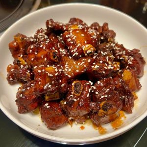Plate, sprinkle with white sesame, and enjoy