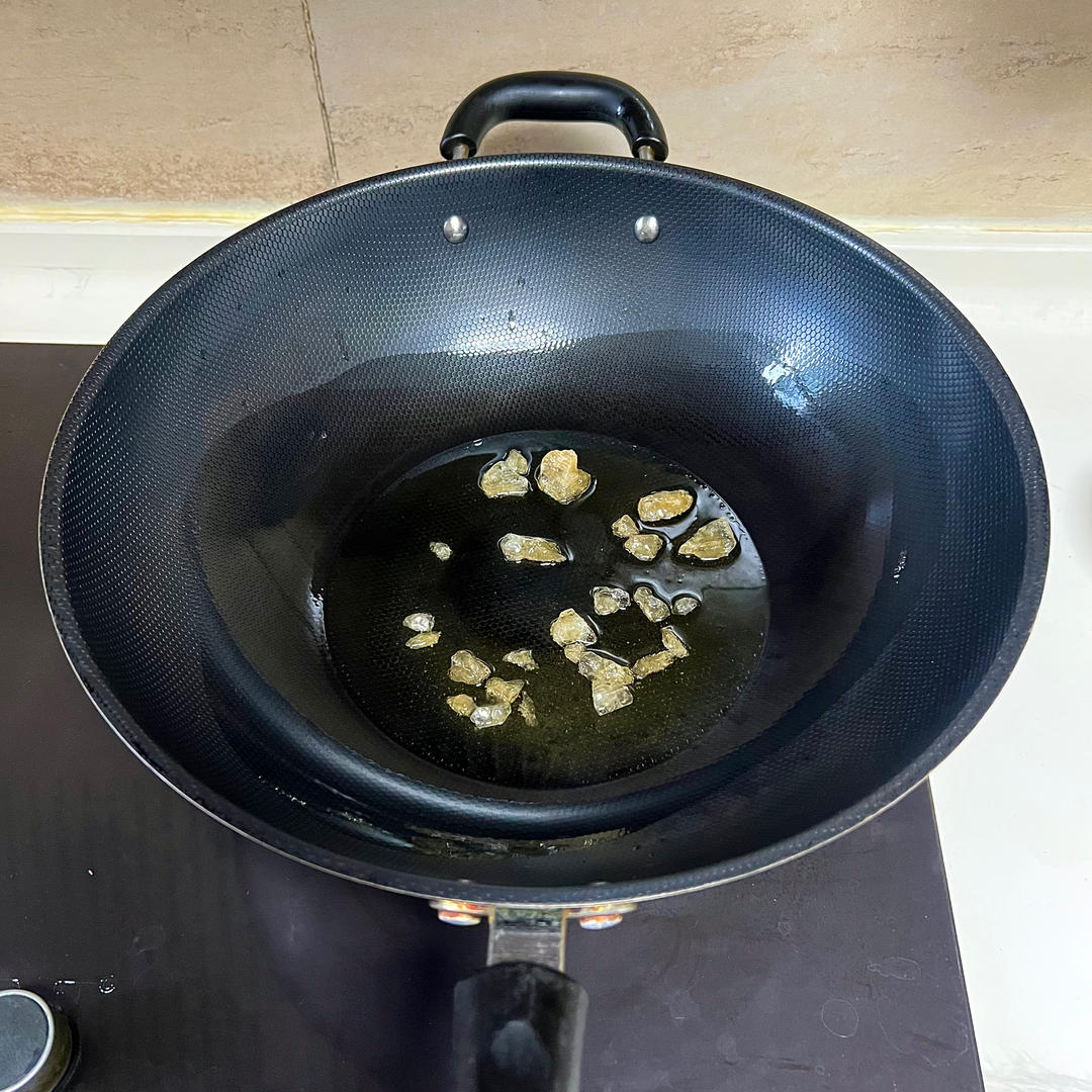 Add 30 g of rock sugar (huang bing tang) to t