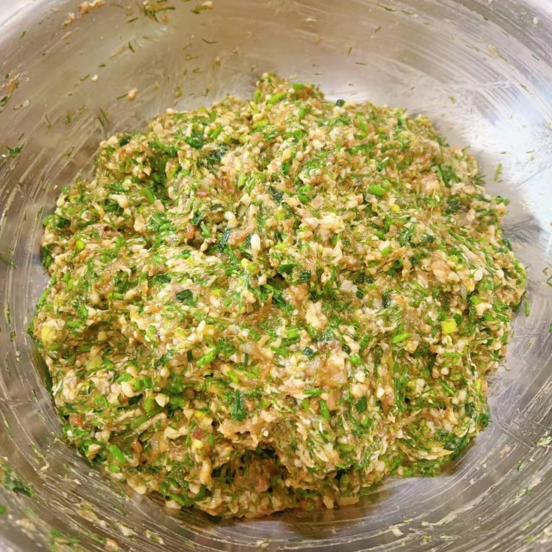 Wearing disposable gloves, stir the filling clockwise until it is uniform and ready to wrap.