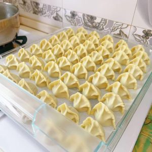 Pinch the wrapper closed with the tiger-mouth method for dumplings that can be boiled.