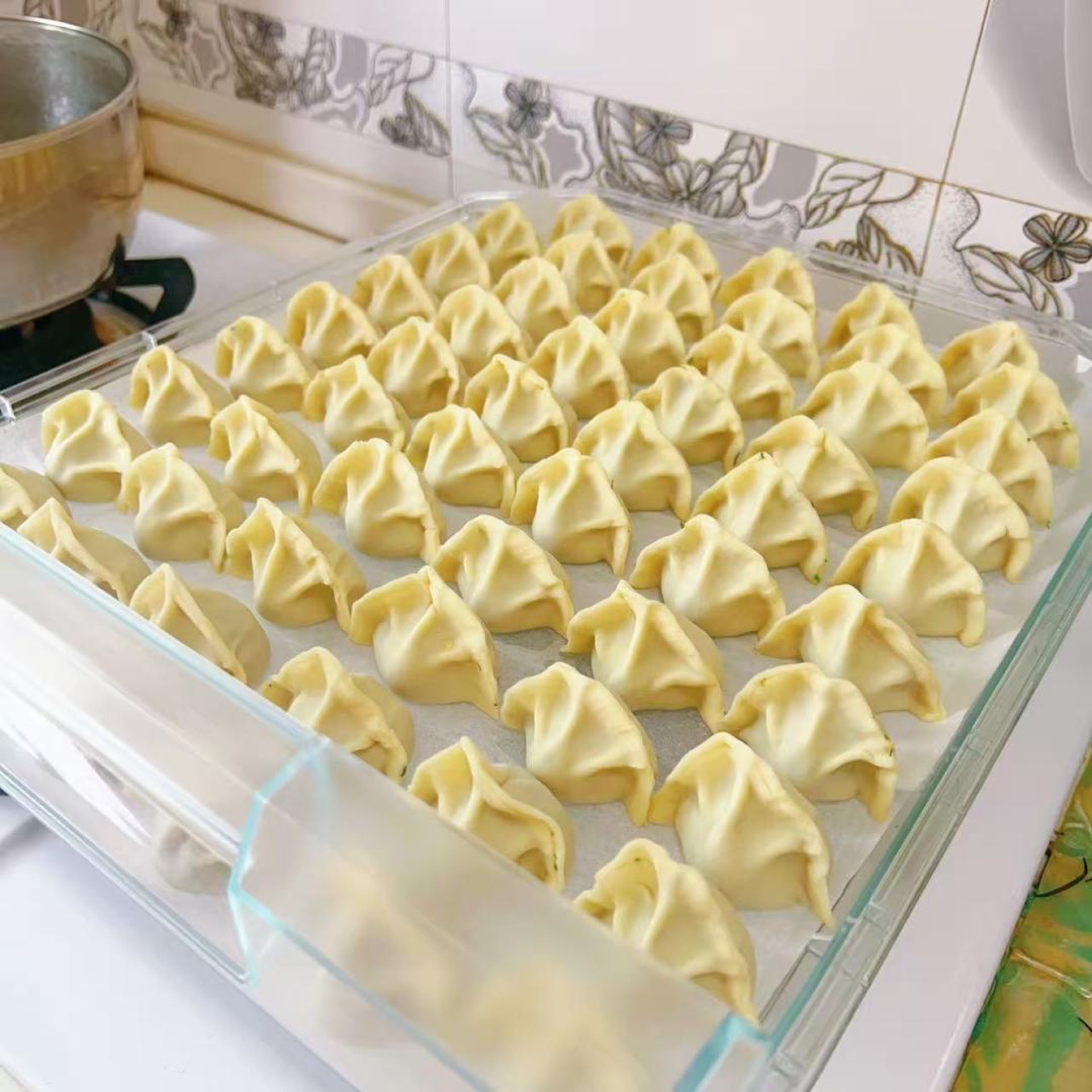 Pinch the wrapper closed with the tiger-mouth method for dumplings that can be boiled.