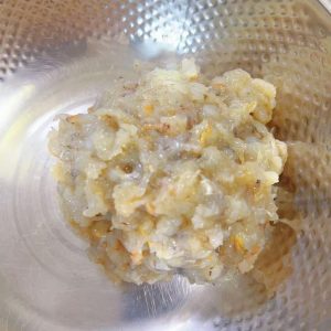 Chop the peeled shrimp into a fine paste with a cleaver.