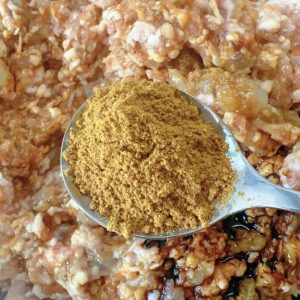 Add 3 tsp thirteen-spice powder and 2 tsp ginger powder, then stir clockwise until evenly combined.