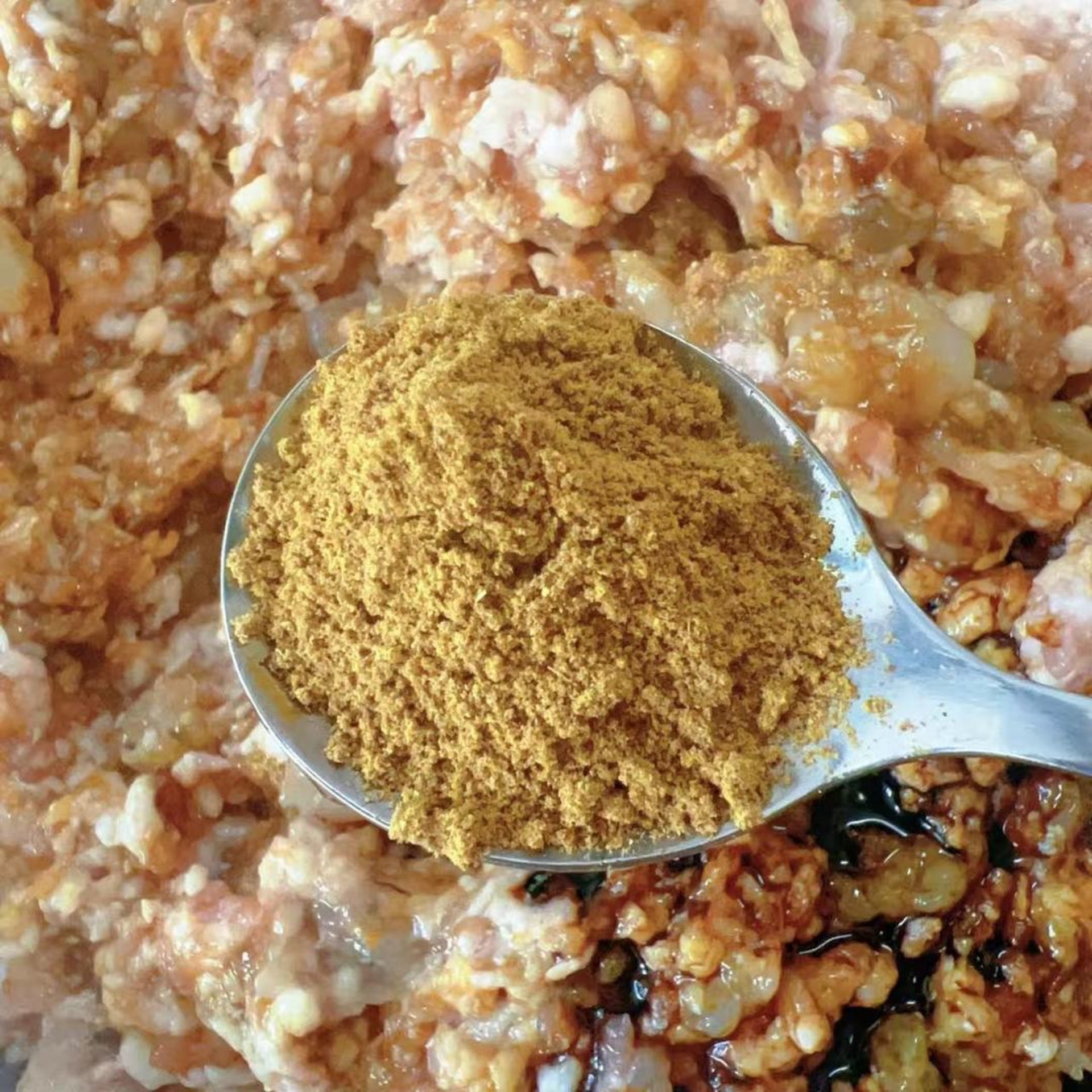 Add 3 tsp thirteen-spice powder and 2 tsp ginger powder, then stir clockwise until evenly combined.