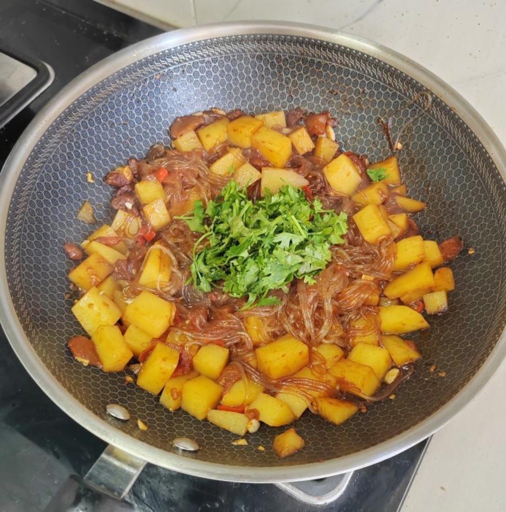 Potato Tomato Stewed Vermicelli (土豆西红柿炖粉条): Cozy One-Pan