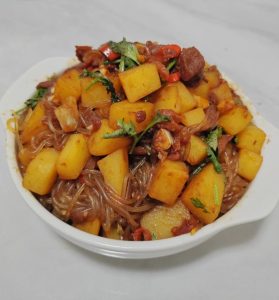 A bowl of potato tomato stewed vermicelli ready to eat