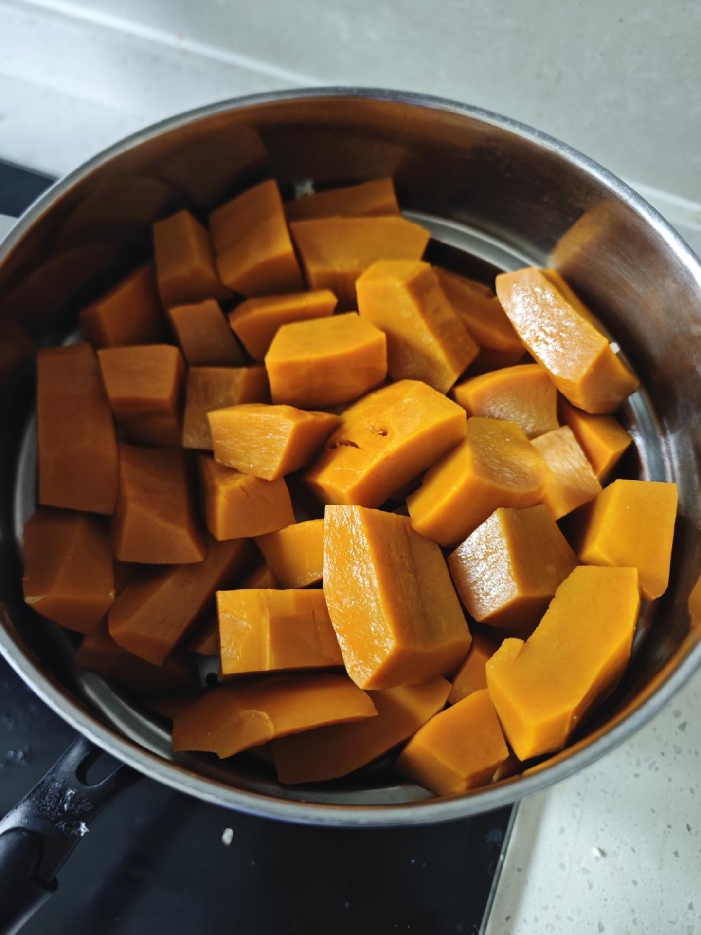 Peel, seed, and cut the raw pumpkin into chunks, then steam for 25 minutes; I have weighed it myself, and about 480g of peeled, seeded raw pumpkin steams down to roughly 290g of co