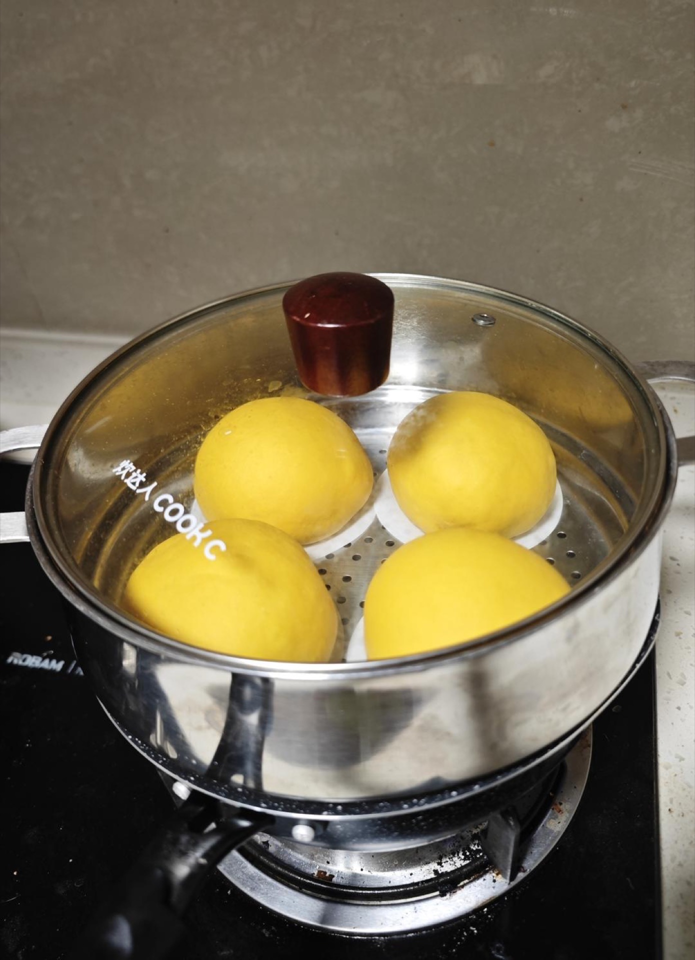 Steam over medium-low heat starting from cold water; after steam rises, turn to low heat and steam another 8 minutes, then turn off the heat and let them sit covered for 3 minutes.