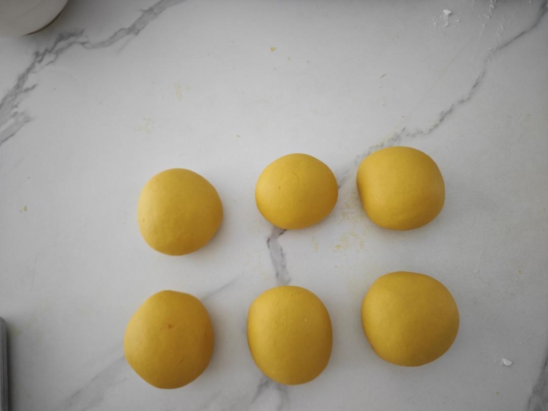 If you are a beginner and not very good at kneading, divide the dough into smaller pieces and knead those, since a smaller weight of dough is much easier to work. The dough weighs