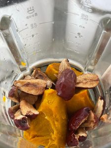 Blending cooked pumpkin red dates and water into a purée