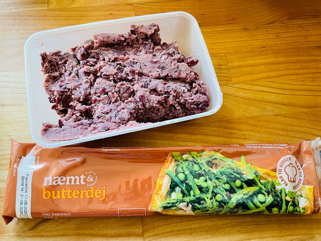 Red bean paste cooked down in the pan