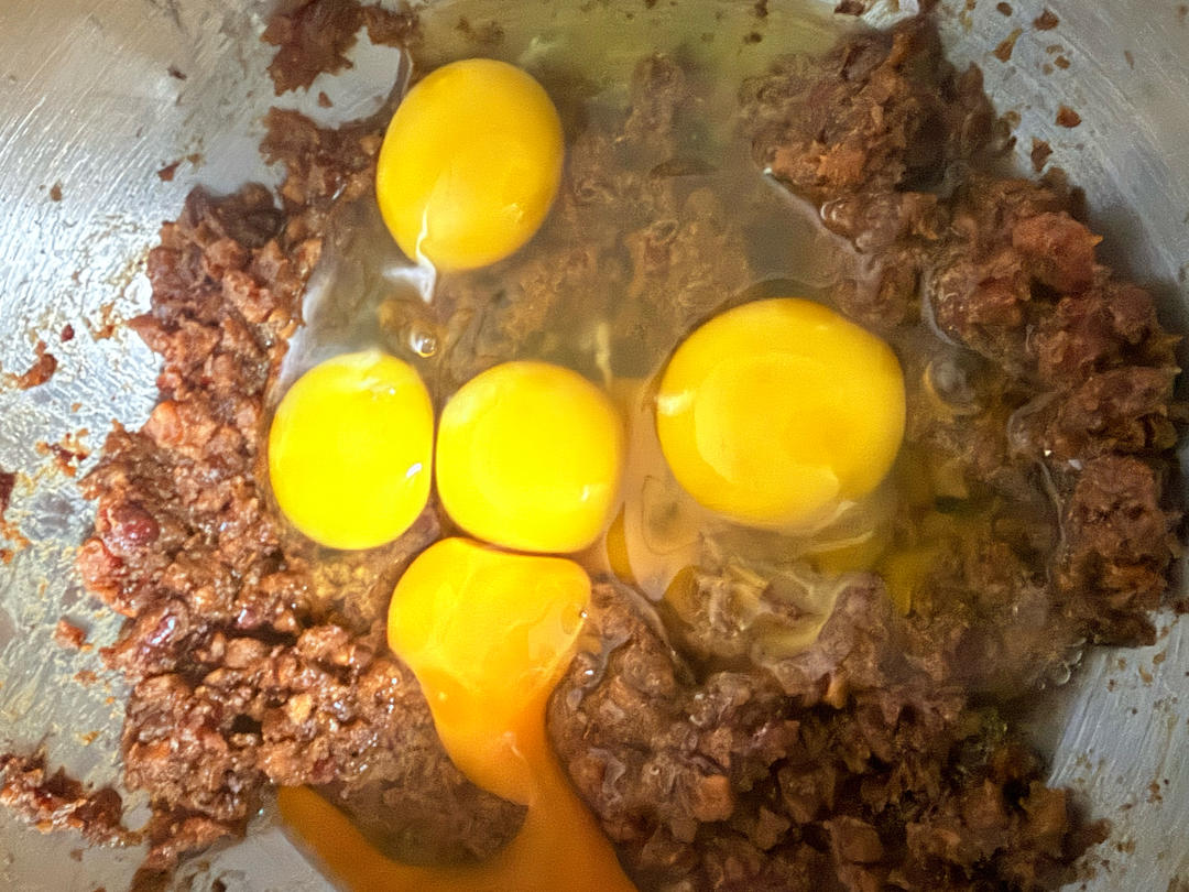 Adding eggs to the cooled date paste