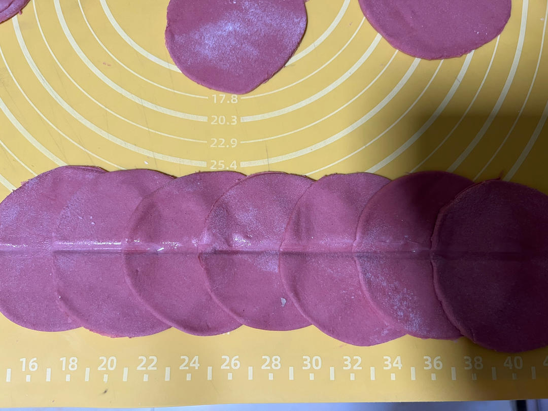 Eight overlapping dough discs with a chopstick crease