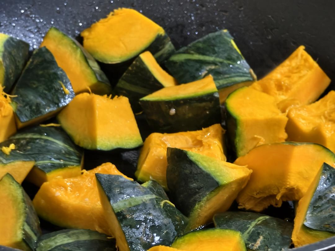 Kabocha pumpkin frying with soy and oyster sauce seasonings