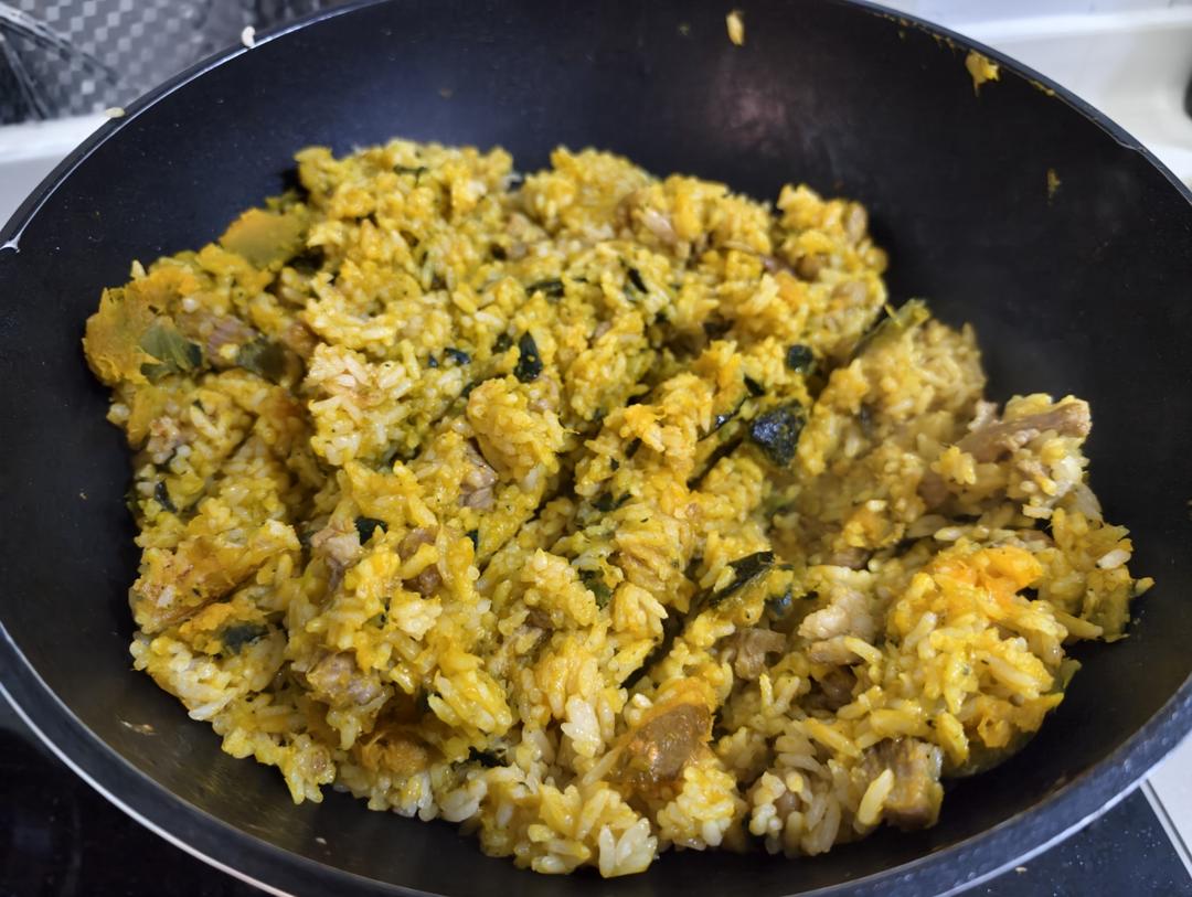 Finished pumpkin rice with the pumpkin mashed into golden grains