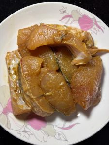 Rinse the grass carp chunks clean, drain them, and pat them completely dry with kitchen paper, then add 1 tsp salt, 1 tsp white pepper, 1 tbsp light soy sauce, 1 tbsp oyster sauce,