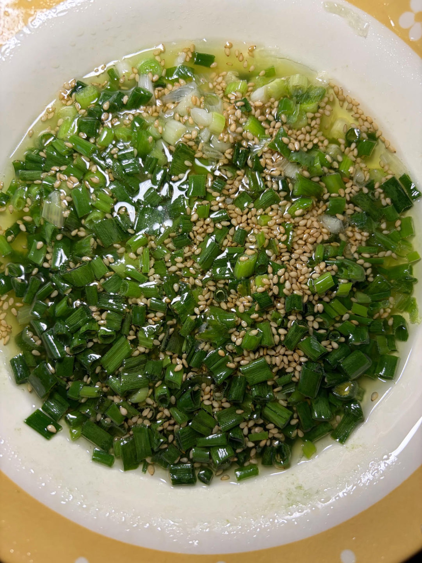 Pour smoking-hot oil over the scallion mixture to release its fragrance, add 1 tsp salt, and stir well to make the salt-scallion sauce, then set it aside.