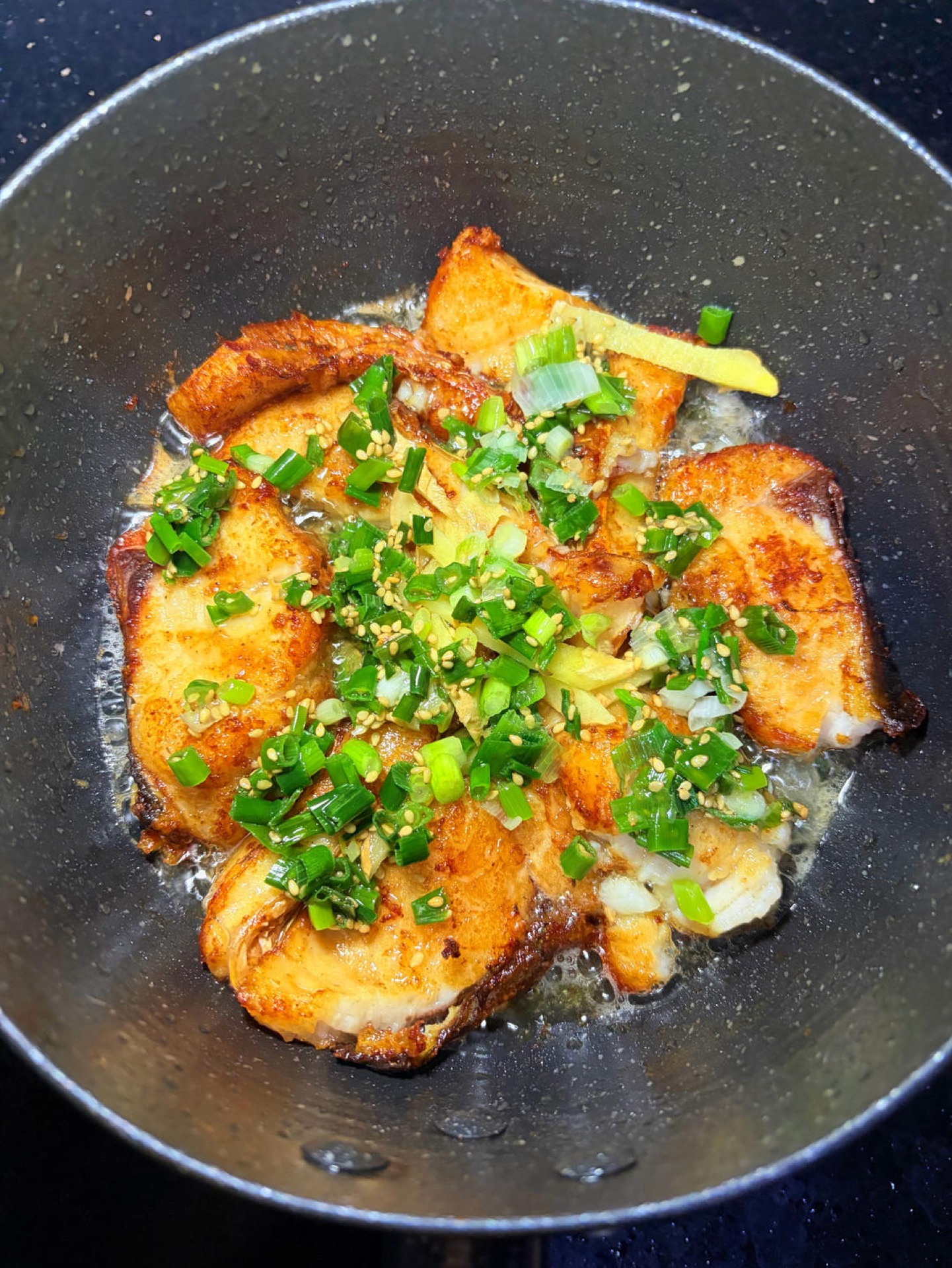 Add the prepared salt-scallion sauce and spread it evenly over the surface of the fish.