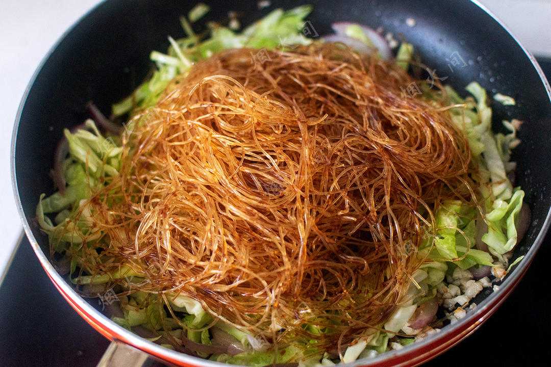 Add the vermicelli and toss with chopsticks t