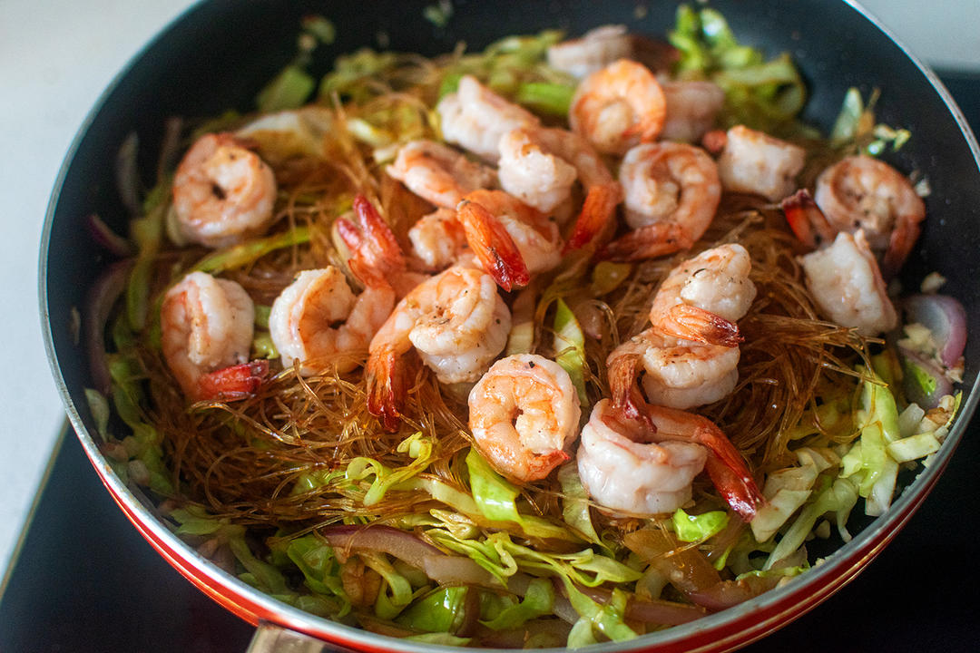 Return the seared shrimp to the pan