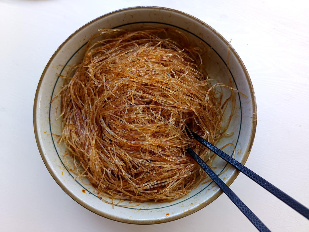 This pre-treated vermicelli is now colored an