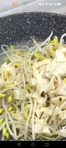 Bring a pot of water to a boil, add the bean sprouts and tofu skin, and blanch for 2 minutes, then scoop them out and set aside.