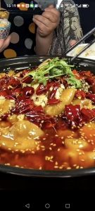 Sprinkle with sesame seeds, top with cilantro, and the poached pork intestines are ready.