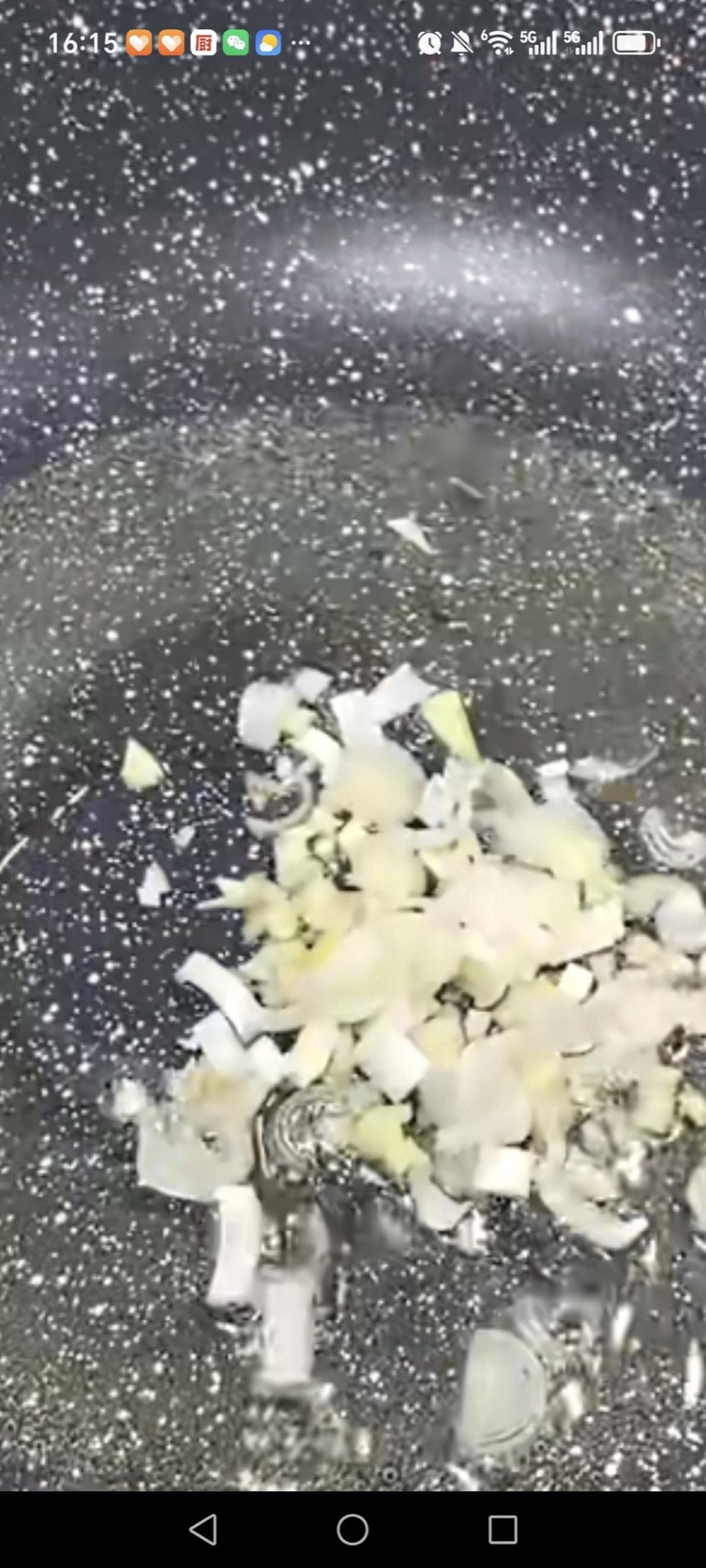 Heat oil in a separate wok, add the scallions and minced garlic, and stir-fry until fragrant.