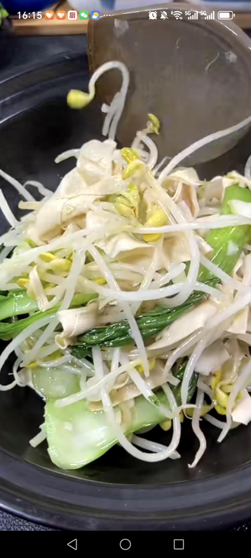 Spread all the vegetables in the bottom of a clay pot and set it aside.