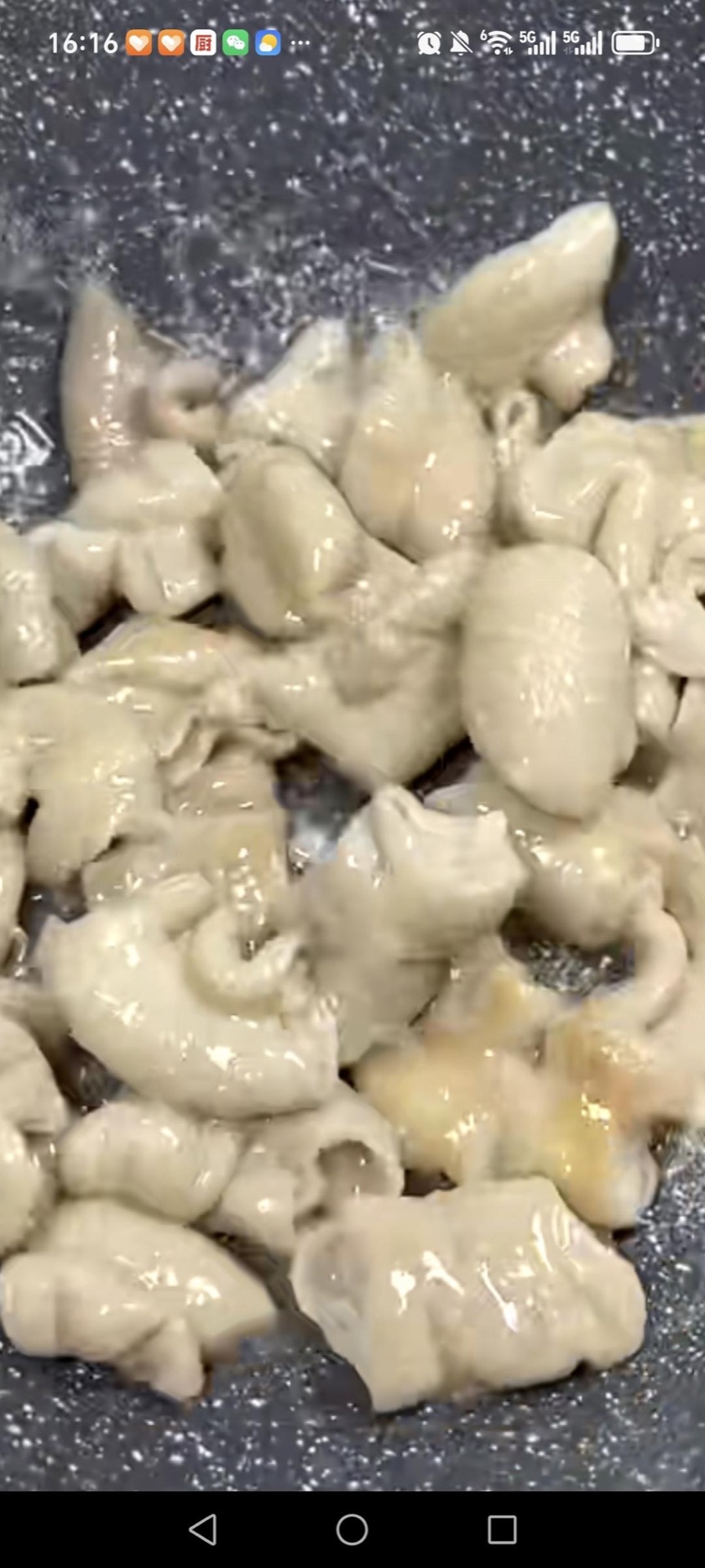 Heat oil in another wok, add the intestines, sprinkle over the sauce mixture, and stir-fry to cook off any gamey smell.