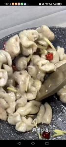 Heat oil in a clean wok, add the dried chili segments, garlic slices, and Sichuan peppercorns, and stir-fry until fragrant.