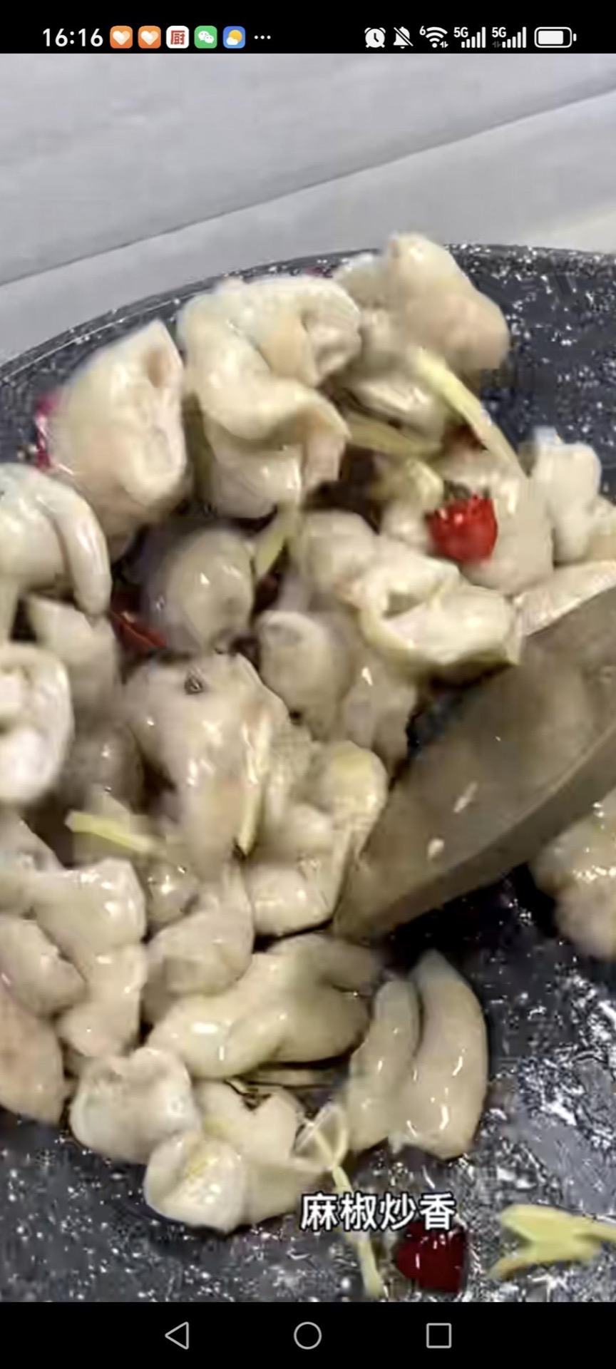 Heat oil in a clean wok, add the dried chili segments, garlic slices, and Sichuan peppercorns, and stir-fry until fragrant.