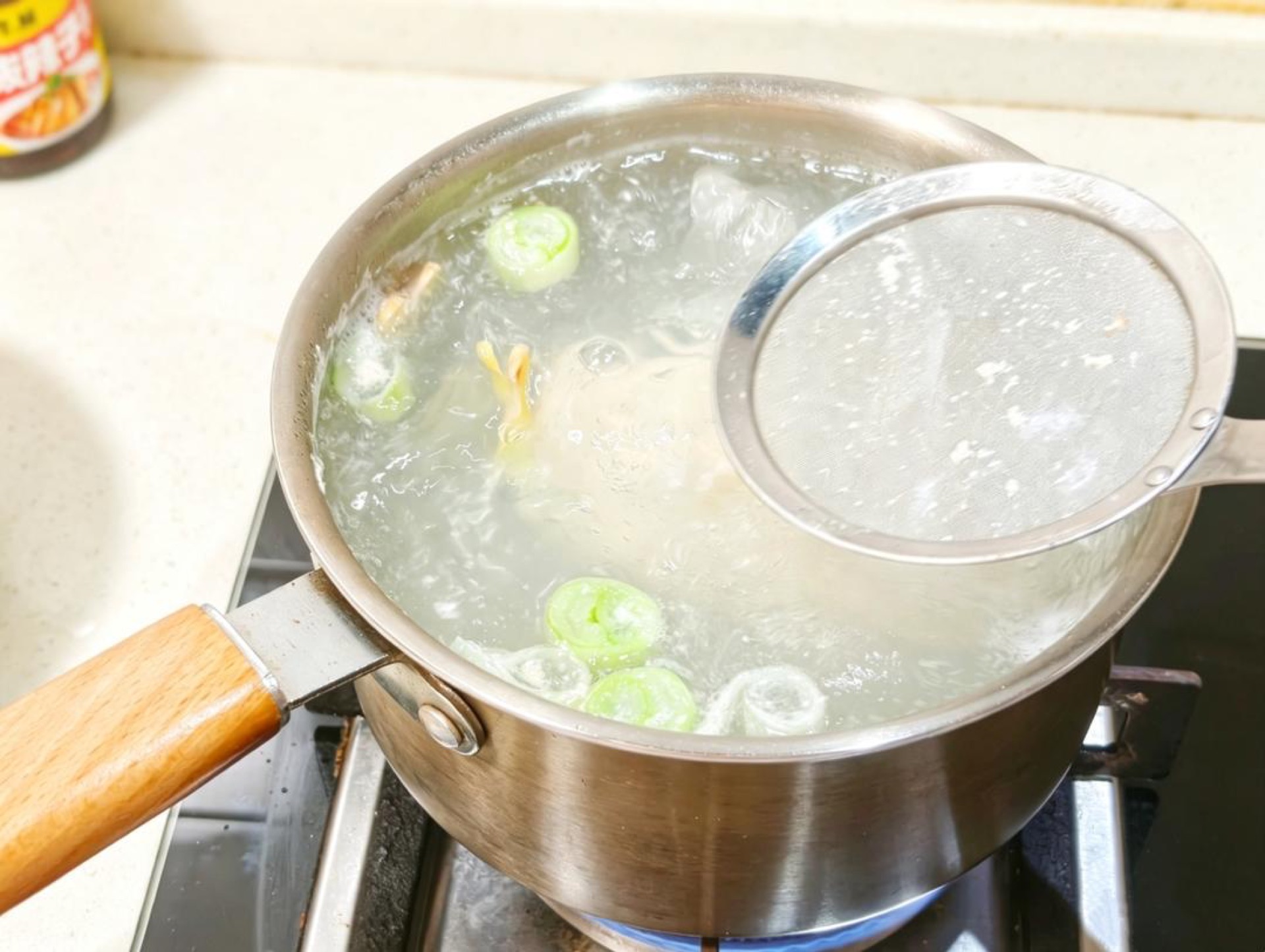 Bring the pot to a boil over high heat, skim off the grey foam, then lower the heat and simmer gently for 15 minutes; turn off the heat and let the chicken sit in the hot liquid fo