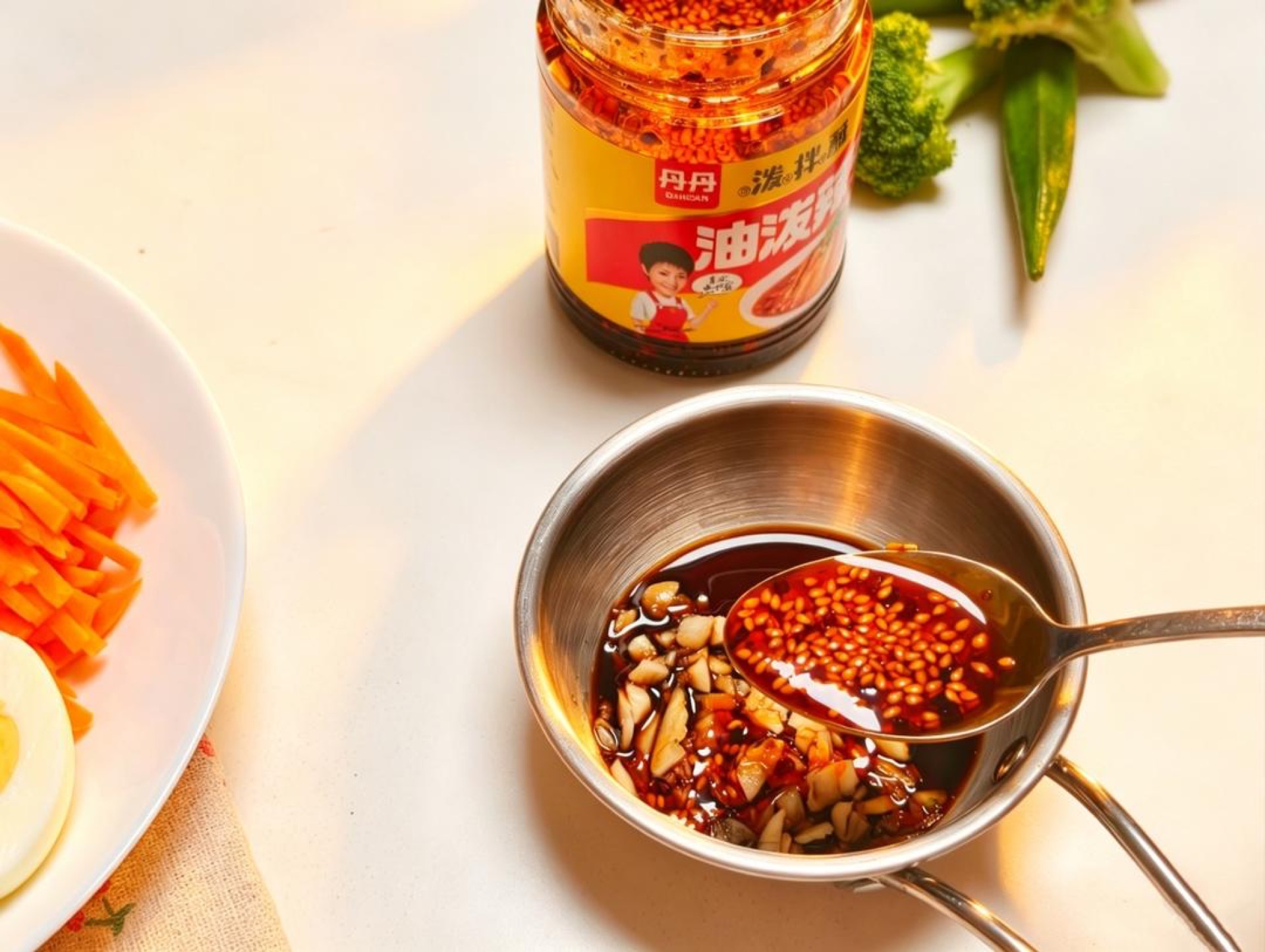 Put the minced garlic in a small bowl, add the light soy sauce and black vinegar, spoon in the chili oil with its sediment, and stir everything together into a glossy, well-combine