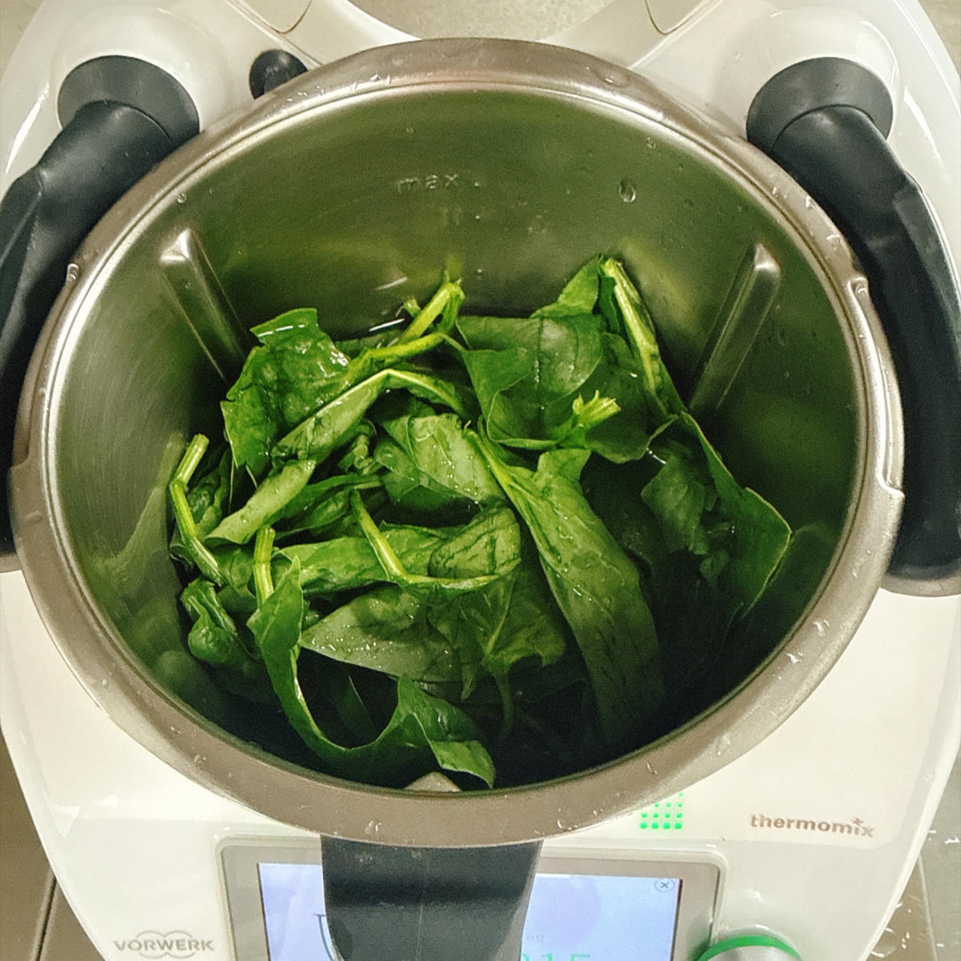 Add 200 grams of spinach leaves and 700 grams of water to the blender.
