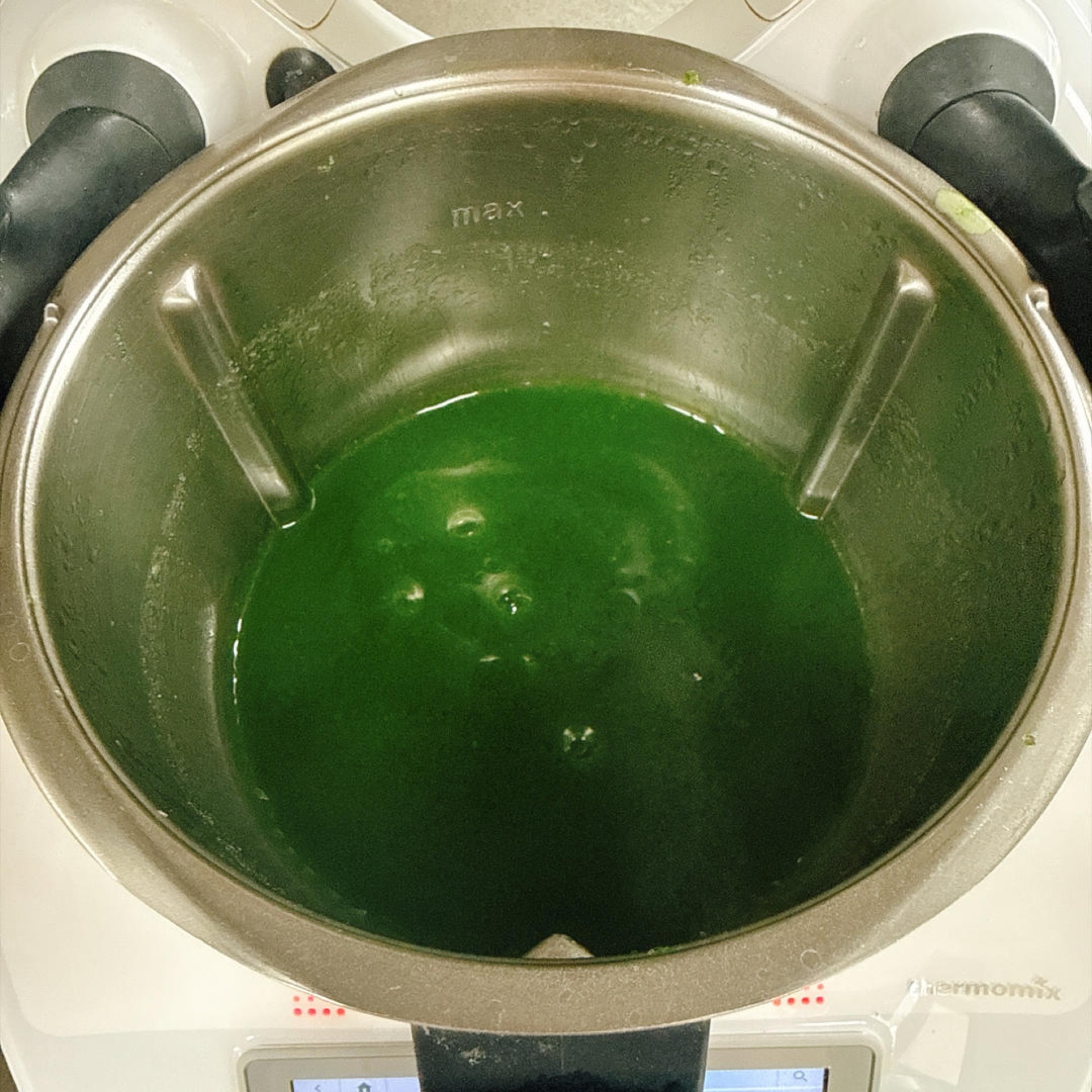 Cook the mixture for 15 minutes at 100°C (212°F), stirring constantly at a steady speed, until it thickens into a glossy paste.