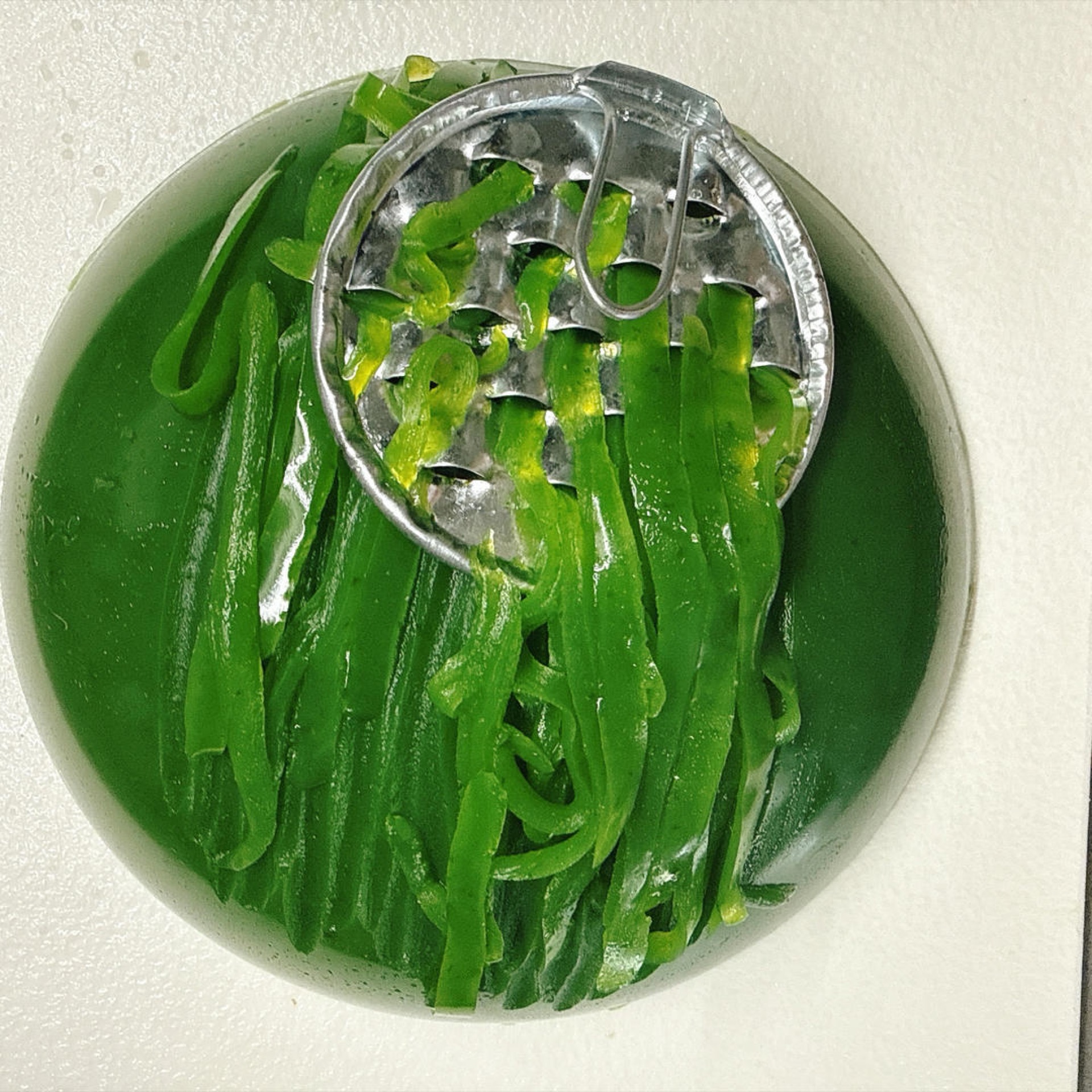 Take out the jelly noodle shredder.