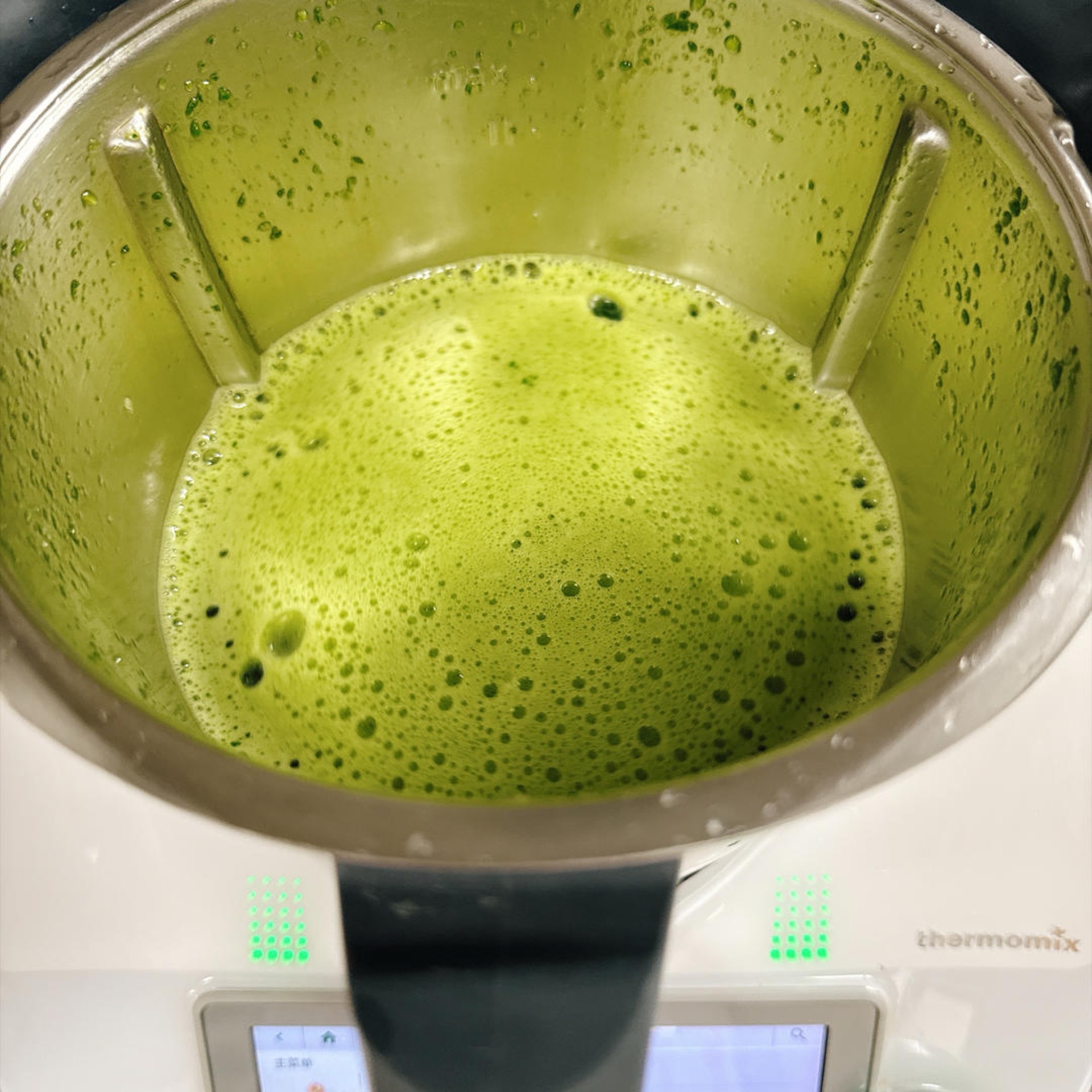 Blend for 10 seconds on the highest speed until completely liquidized.