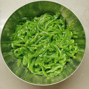 Pile the shredded jelly into a large bowl.
