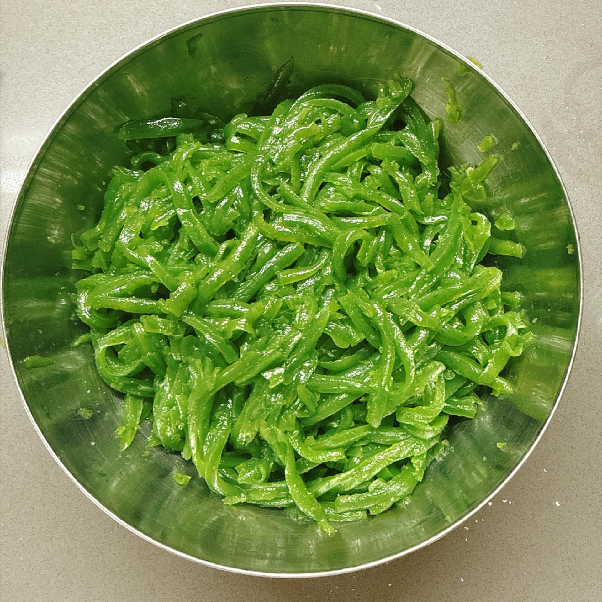 Pile the shredded jelly into a large bowl.