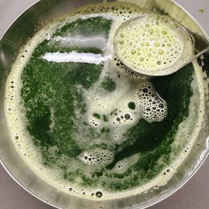 Skim off the foam floating on the surface of the spinach water.