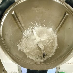 Put 100 grams of pea starch into a large bowl.